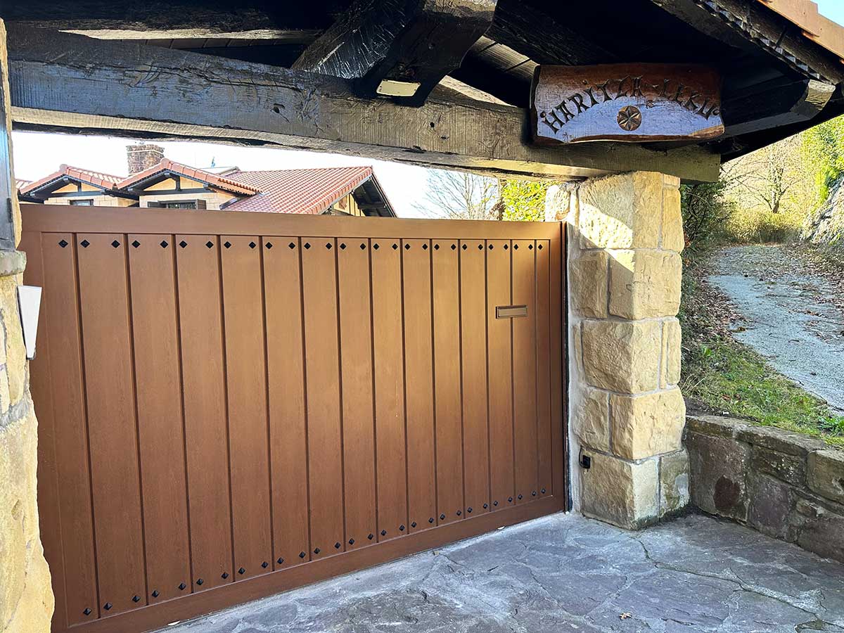 Instalación de una puerta corredera automática en Hondarribia (Gipuzkoa) - Puertas Merino