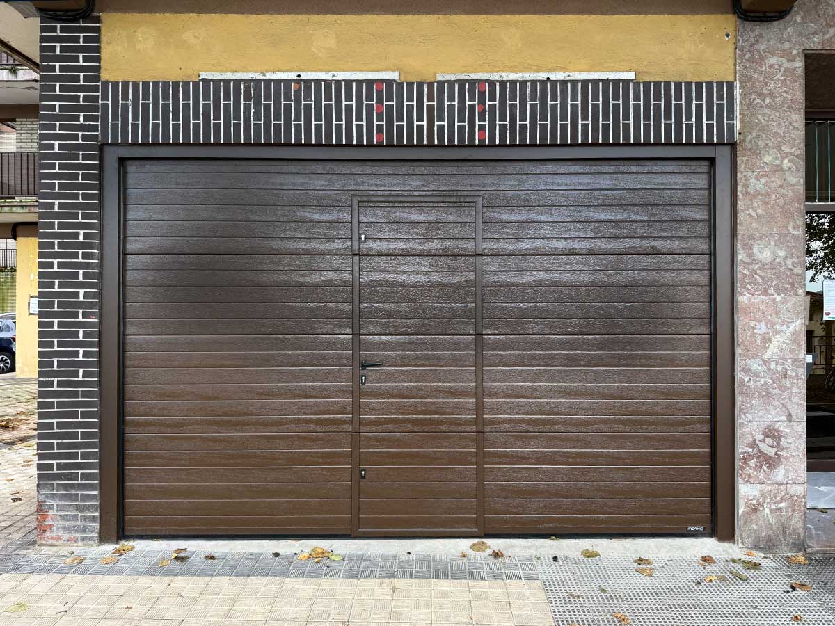 Puerta de garaje seccional automática - Irun - Puertas Merino