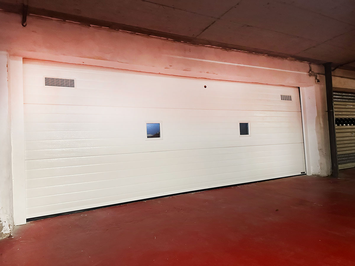 Puerta seccional automática para un garaje en Donostia-San Sebastián - Puertas Merino