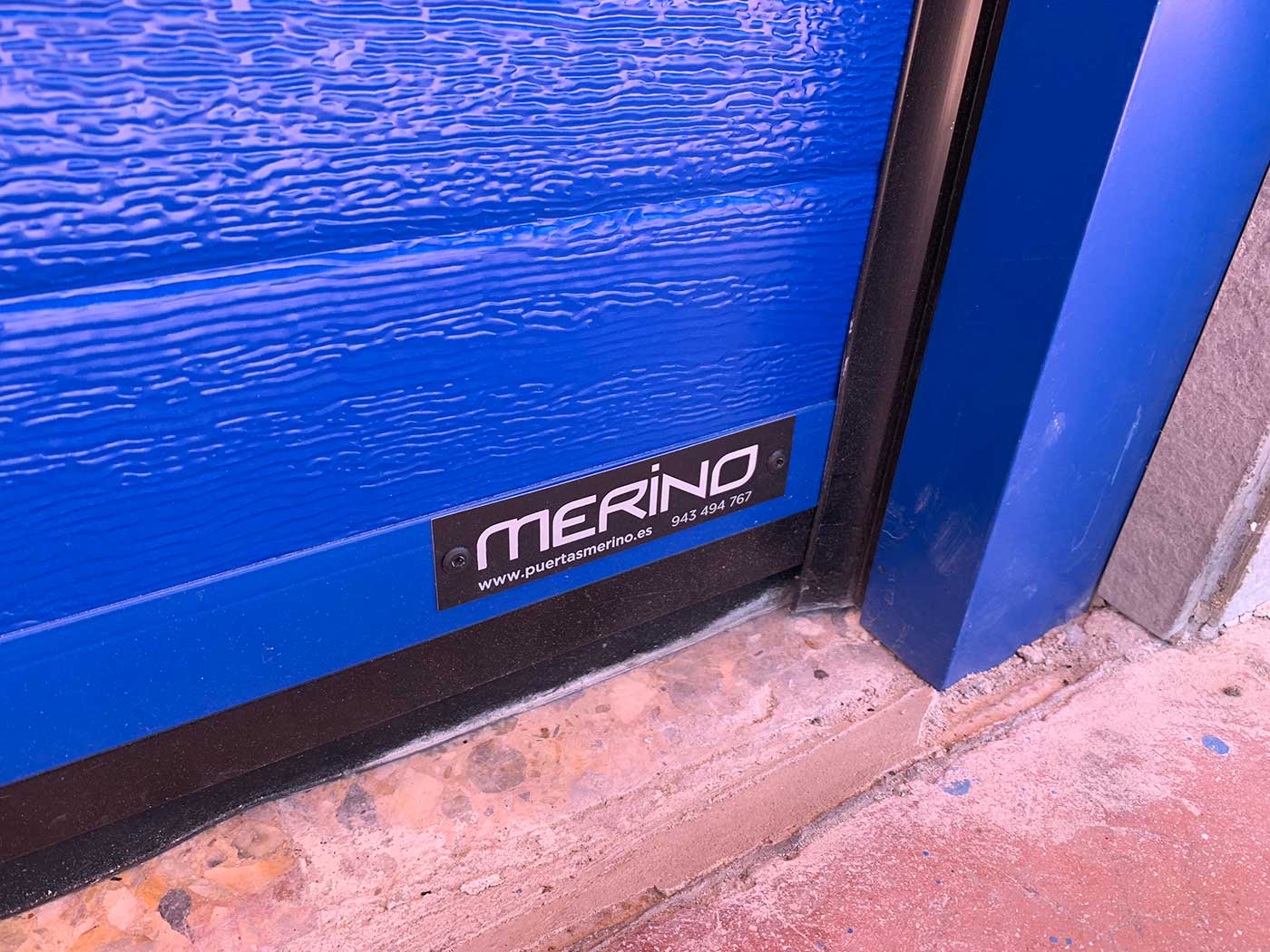 Puerta seccional residencial, en Alza (Donostia-San Sebastián) - Puertas Merino