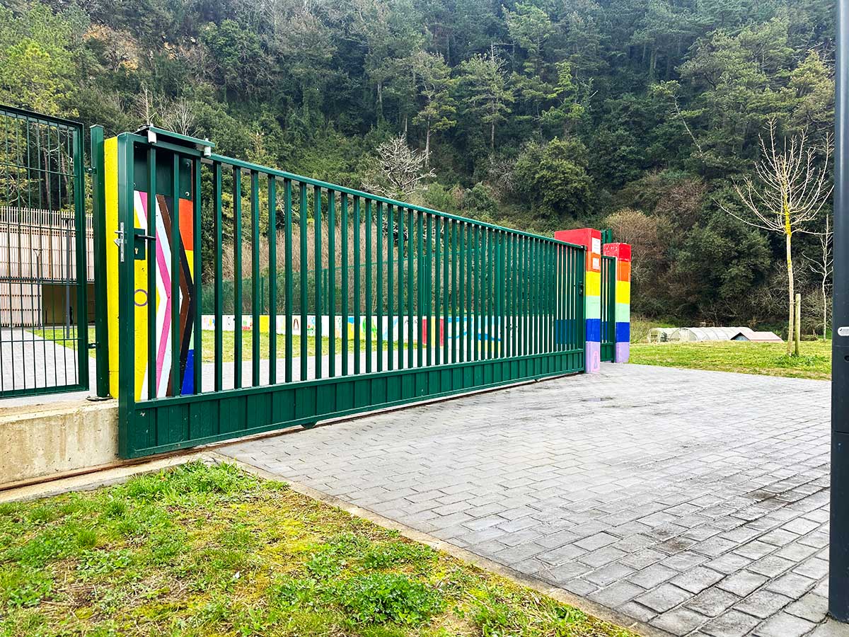 Puerta corredera manual en Orio (Gipuzkoa) - Puertas Merino